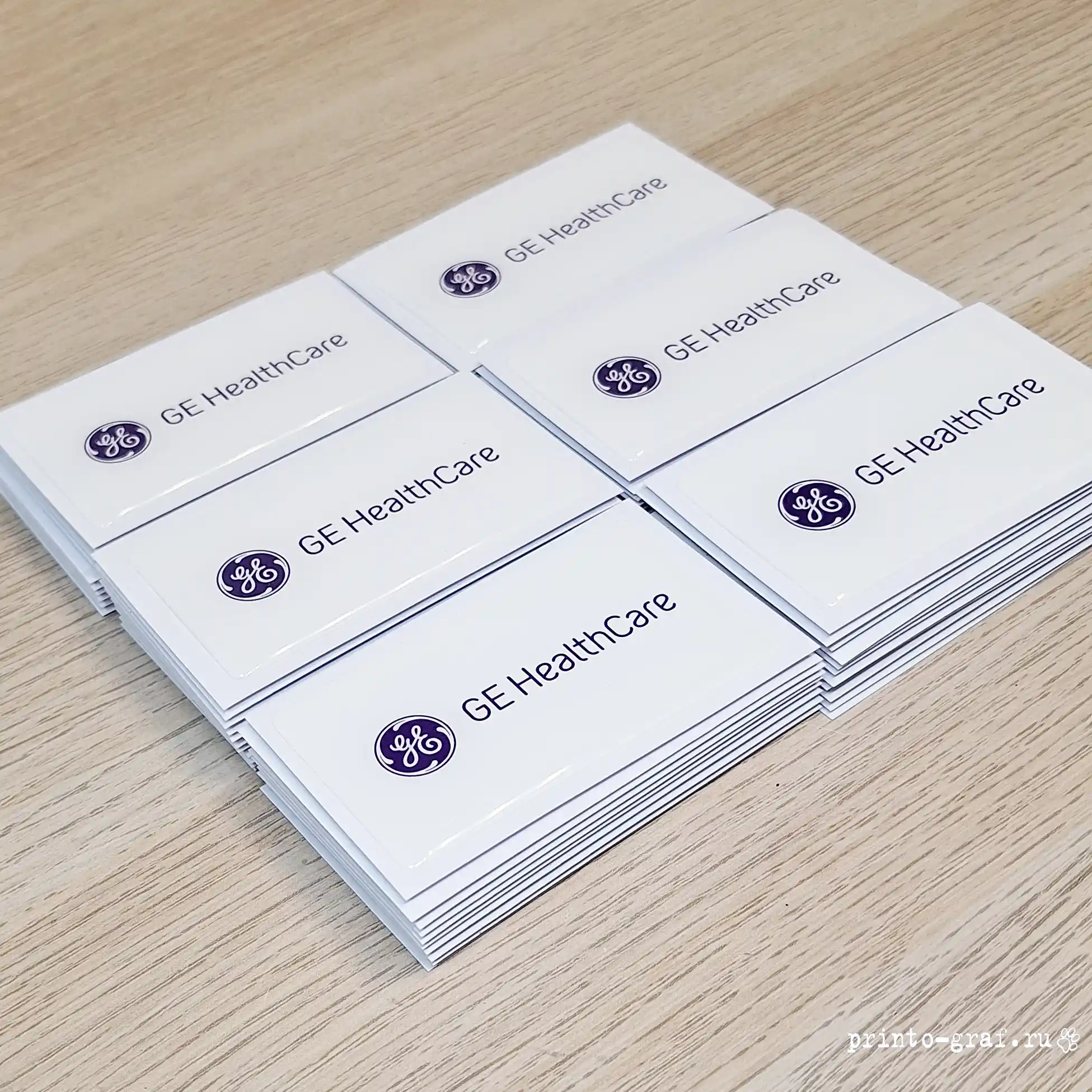 печать объемных наклеек со смолой прямоугольной формы белый фон