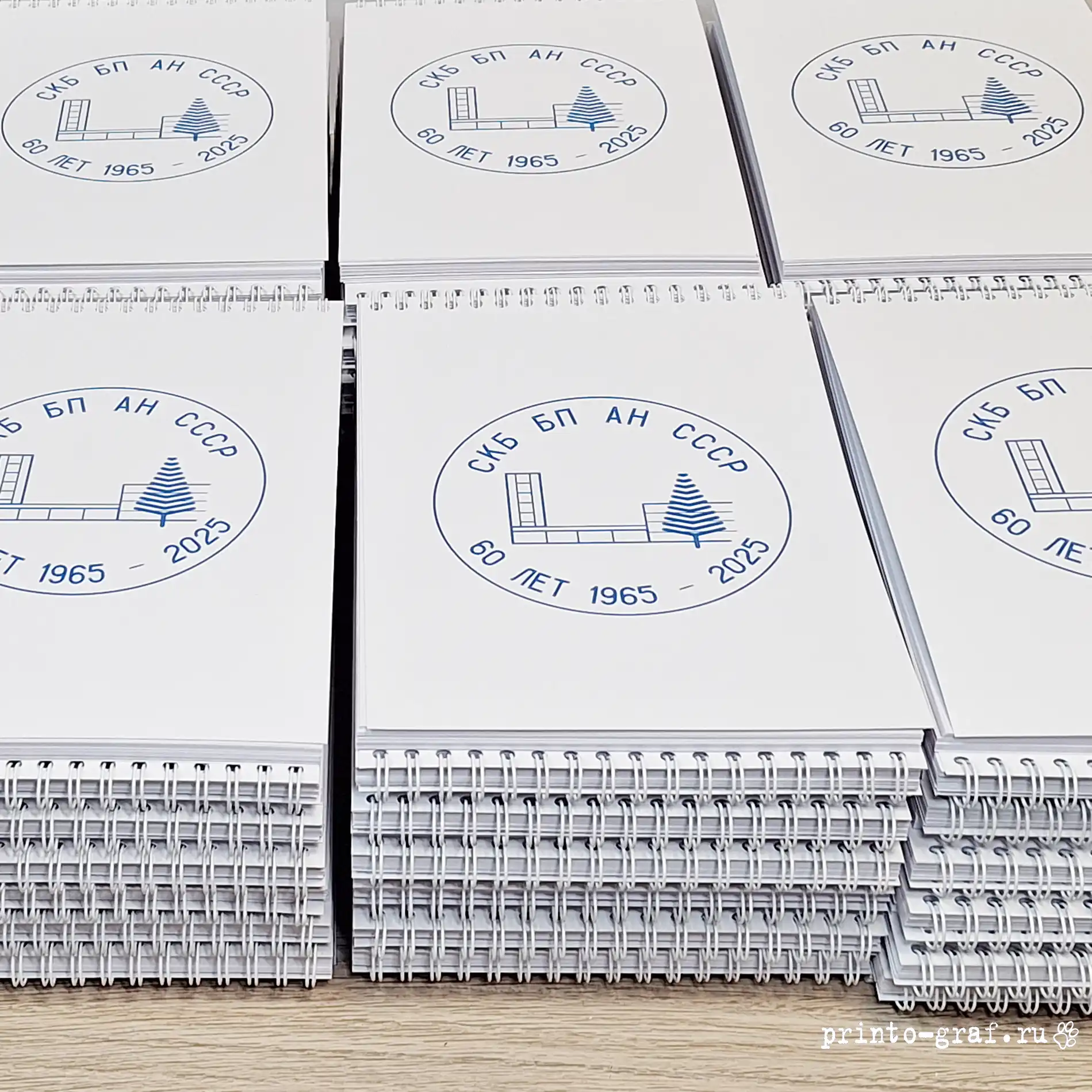 белые фирменные блокноты на пружине