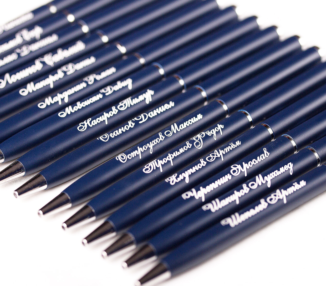 Синие ручки на белом фоне