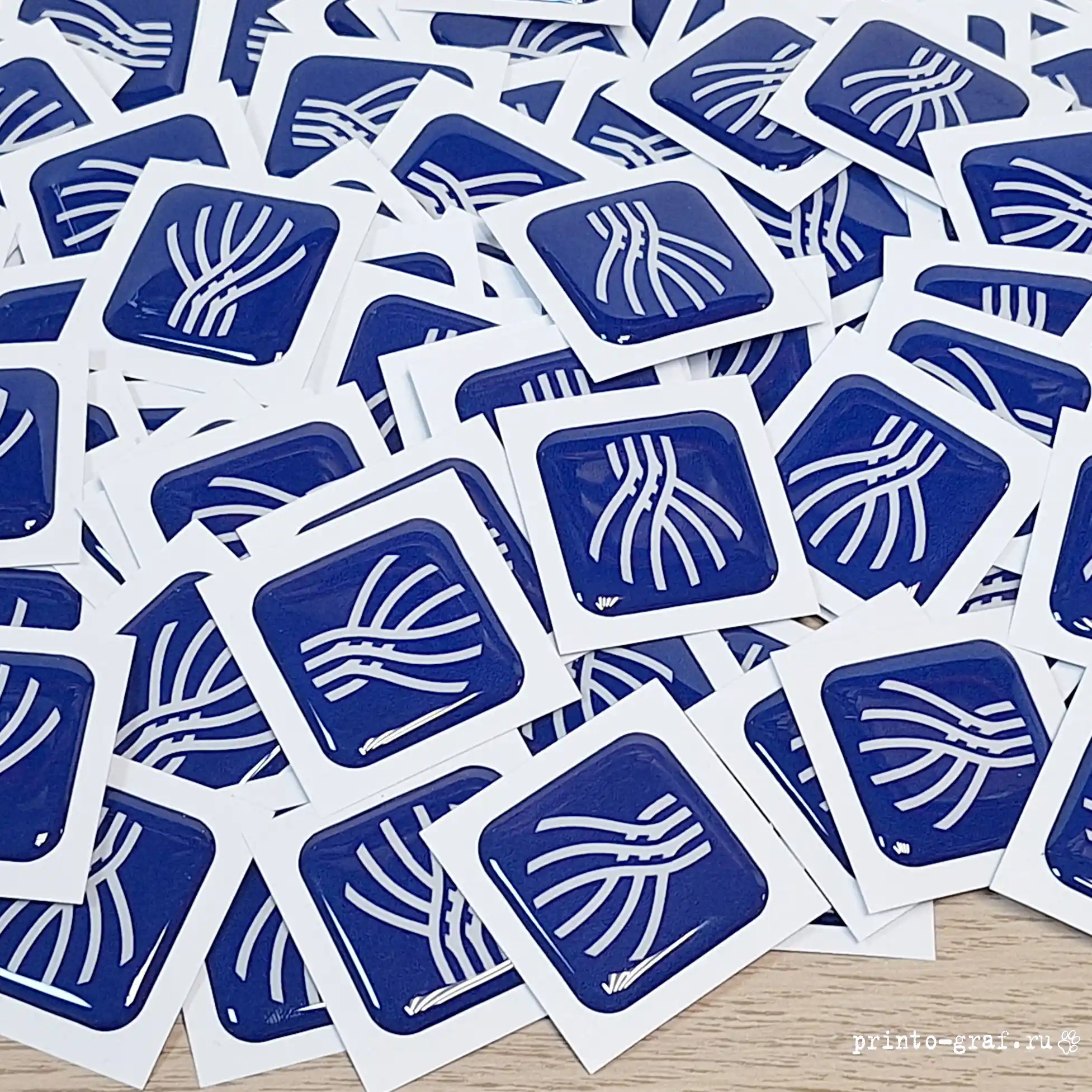 синие полимерные наклейки с лого квадратные порезанные поштучно