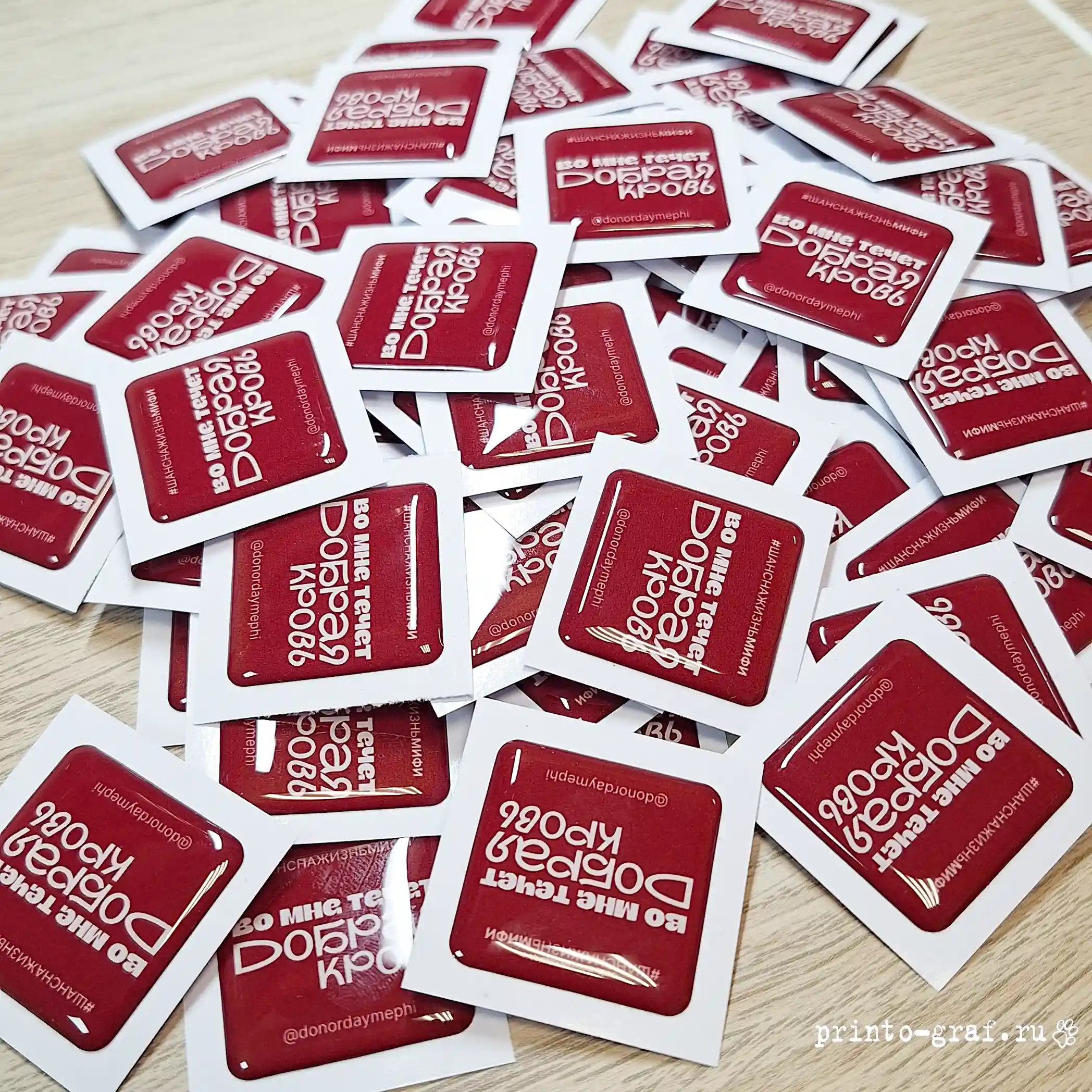 эпоксидные наклейки красные квадратные с белым текстом