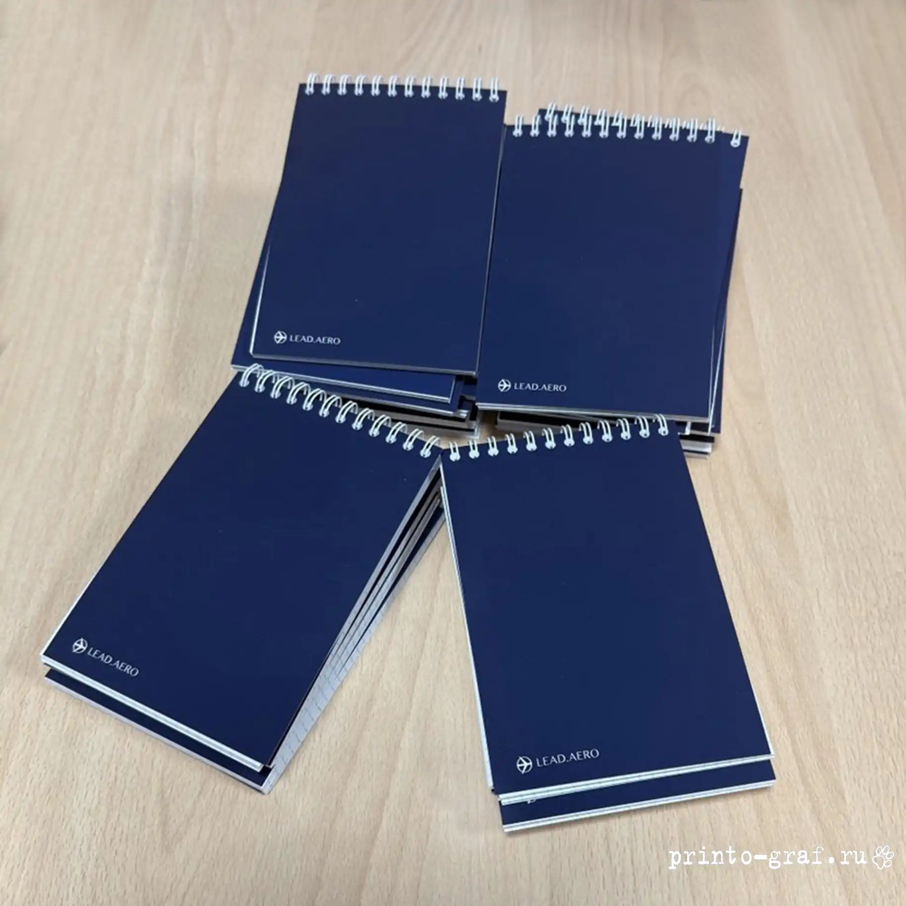 синие блокноты фирменные на пружине