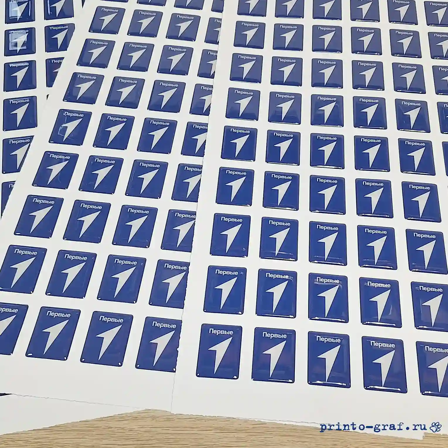 стикеры прямоугольные синего цвета белая надпись первые