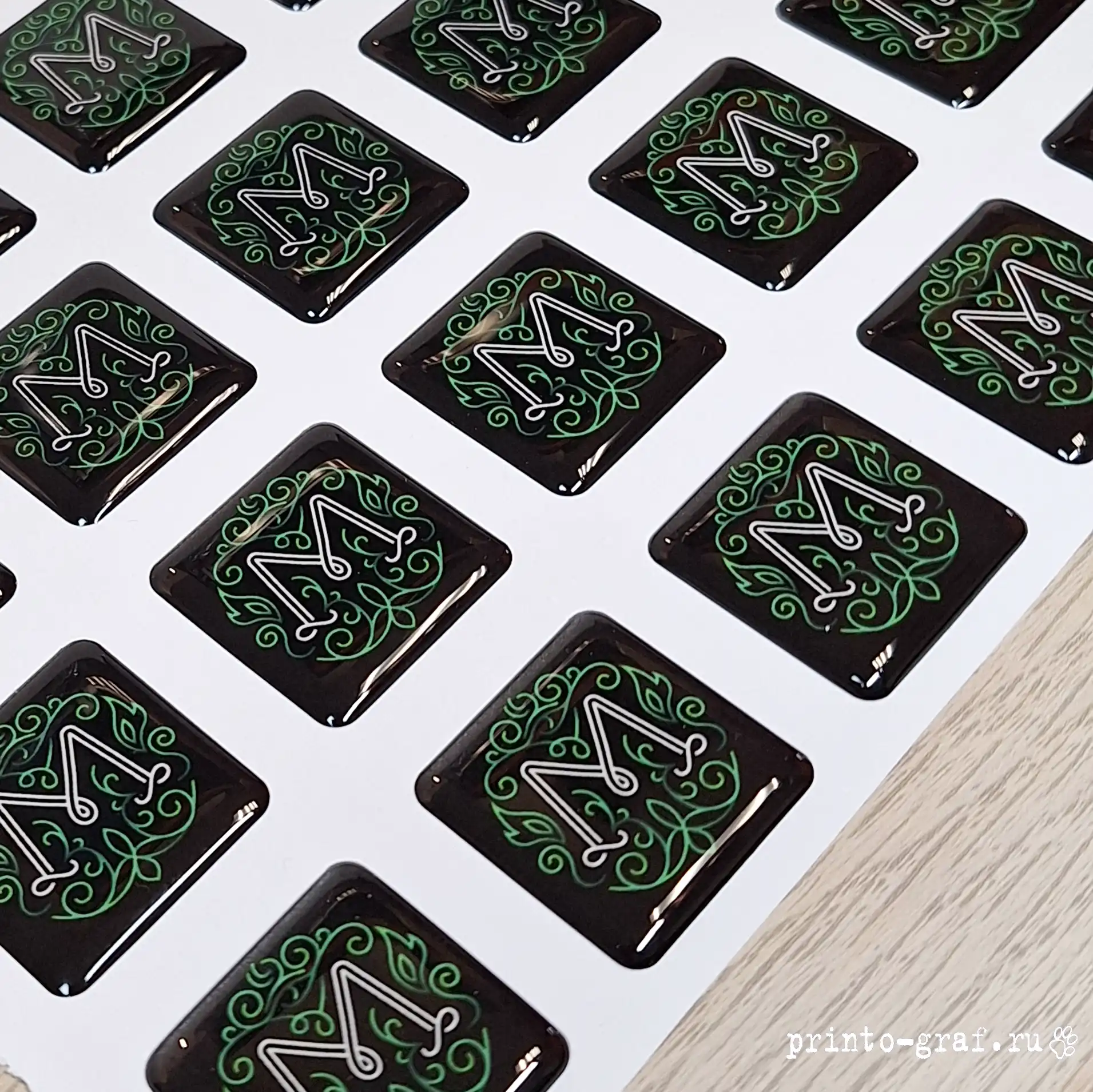 печать объемных наклеек мята черных