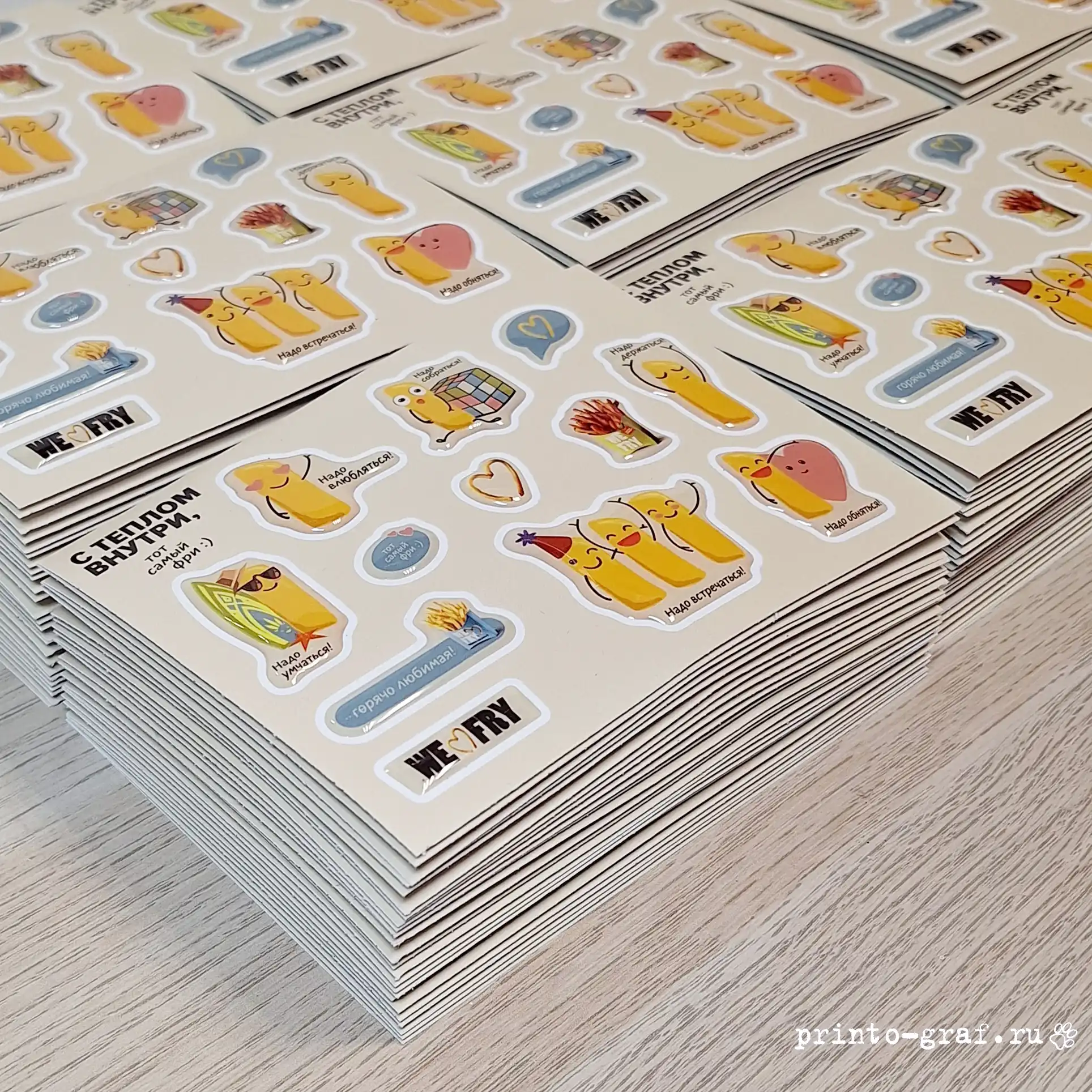 стикерпаки полимерные со смолой изготовление бежевый фон