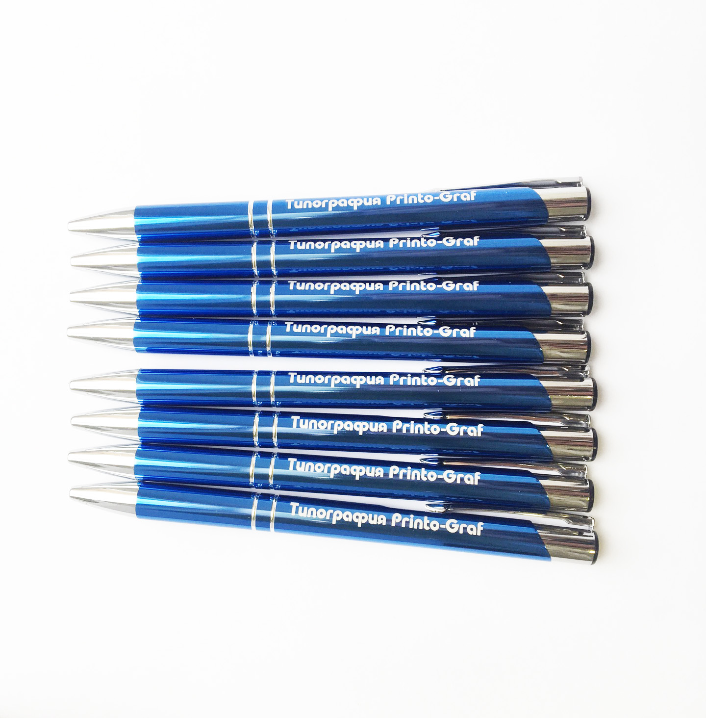 Синие металлические ручки лежат в ряд