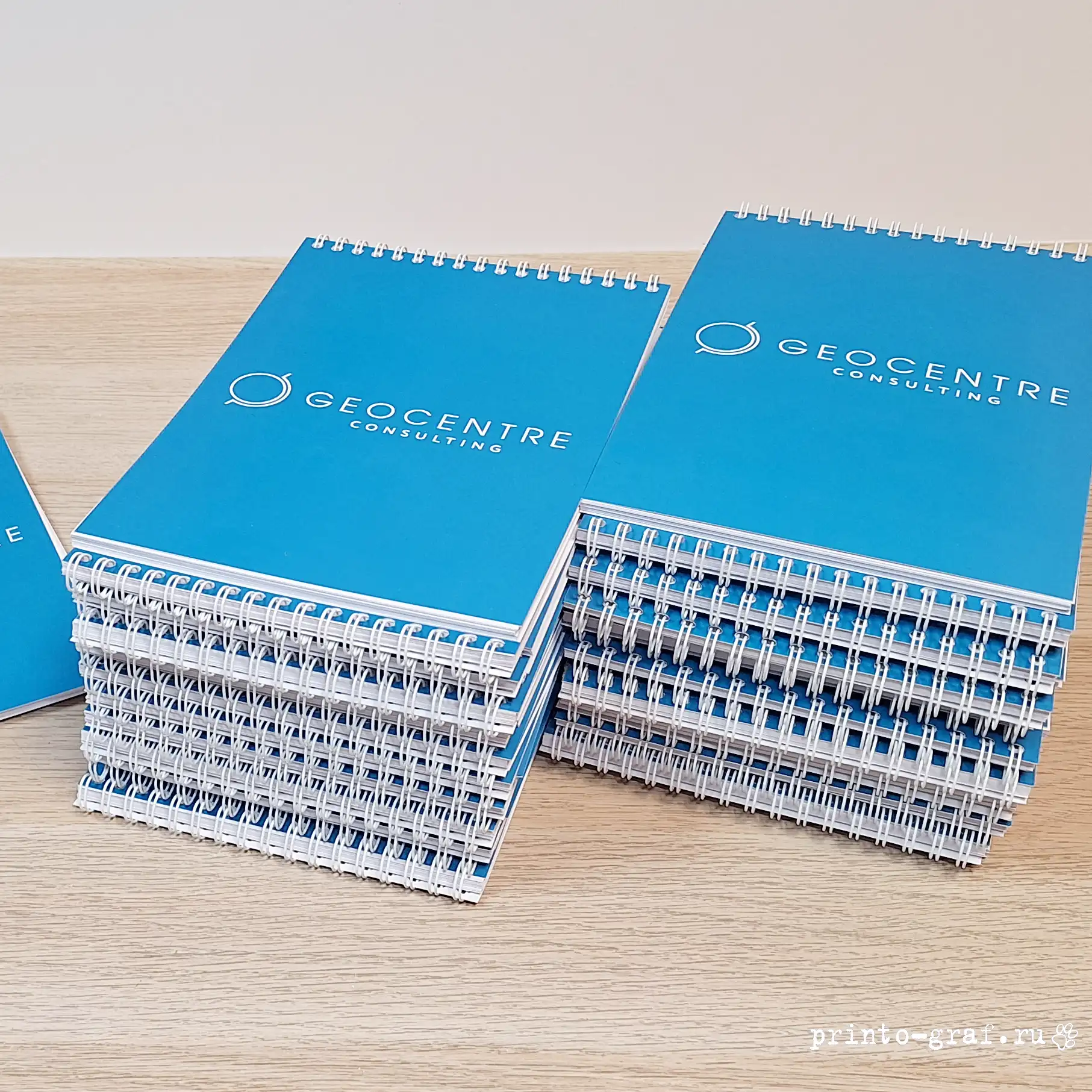 фирменные голубые блокноты на пружине типография принто-граф
