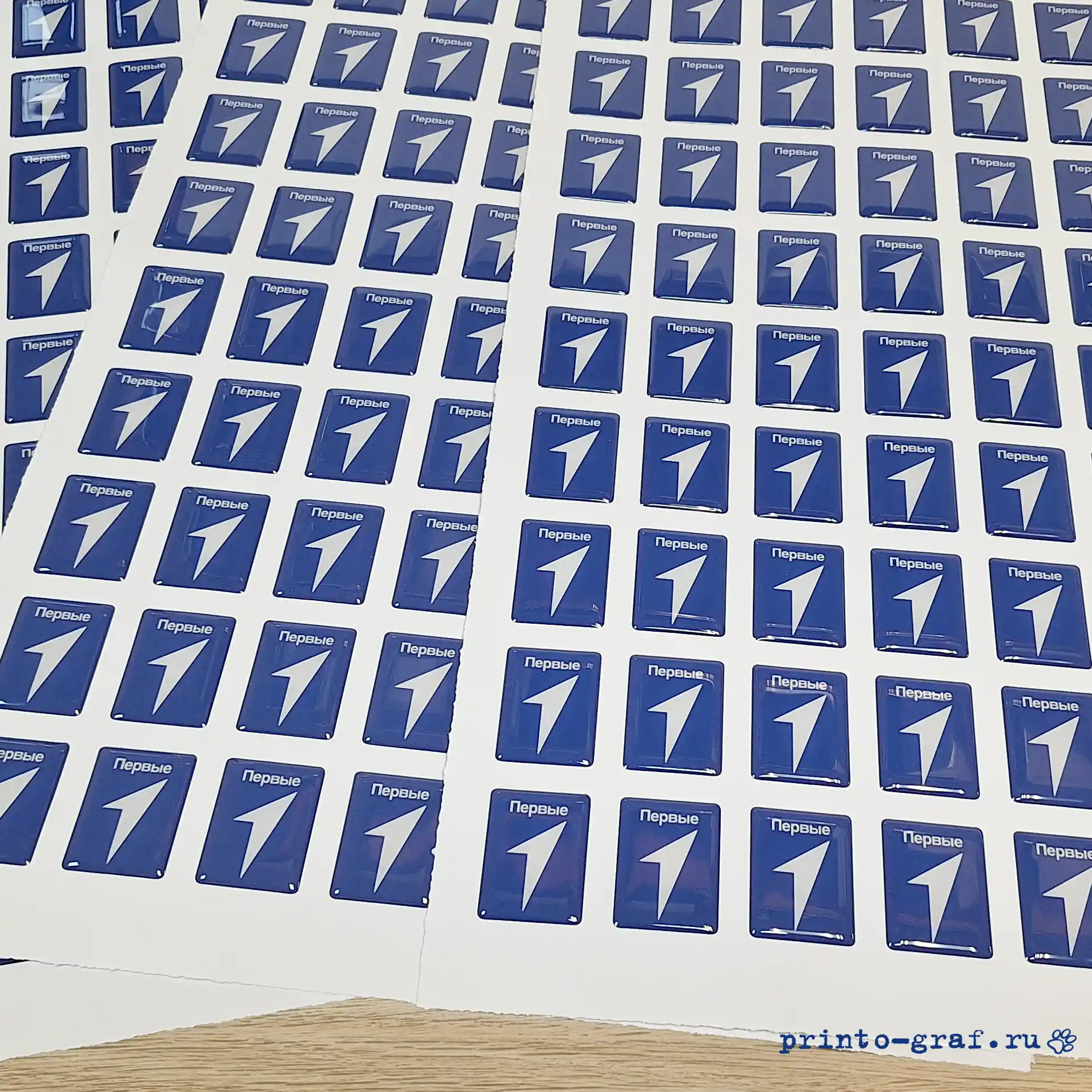 стикеры прямоугольные синего цвета белая надпись первые