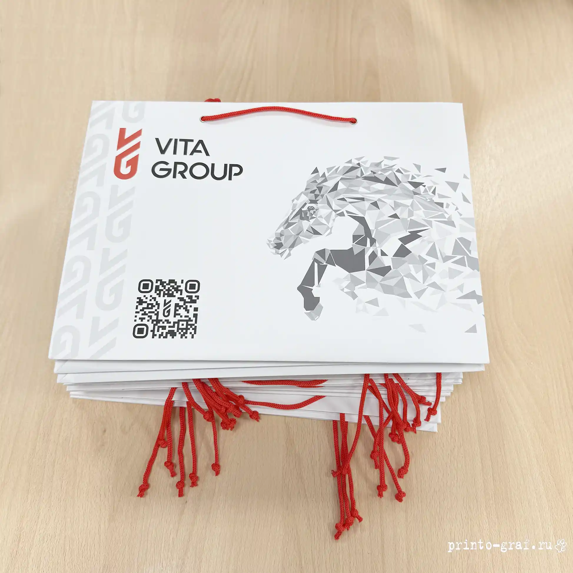 пакеты бумажные с логотипом белые с красной ручкой типография принто-граф