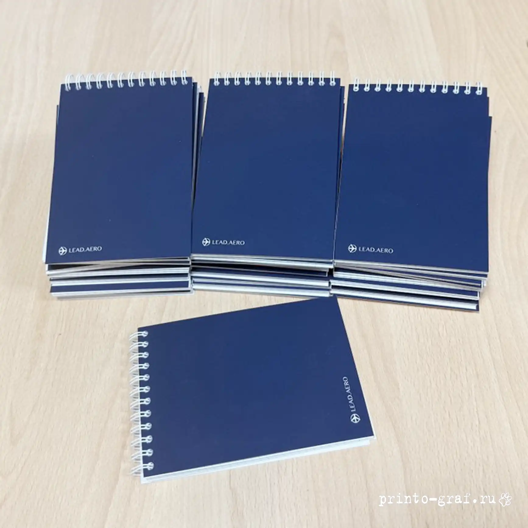 блокноты с фирменным логотипом синего цвета