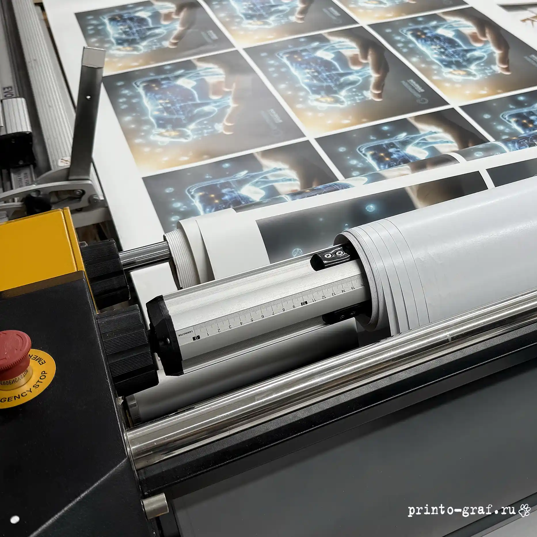 печать наклеек на самоклеющейся пленке с ламинацией в типографии