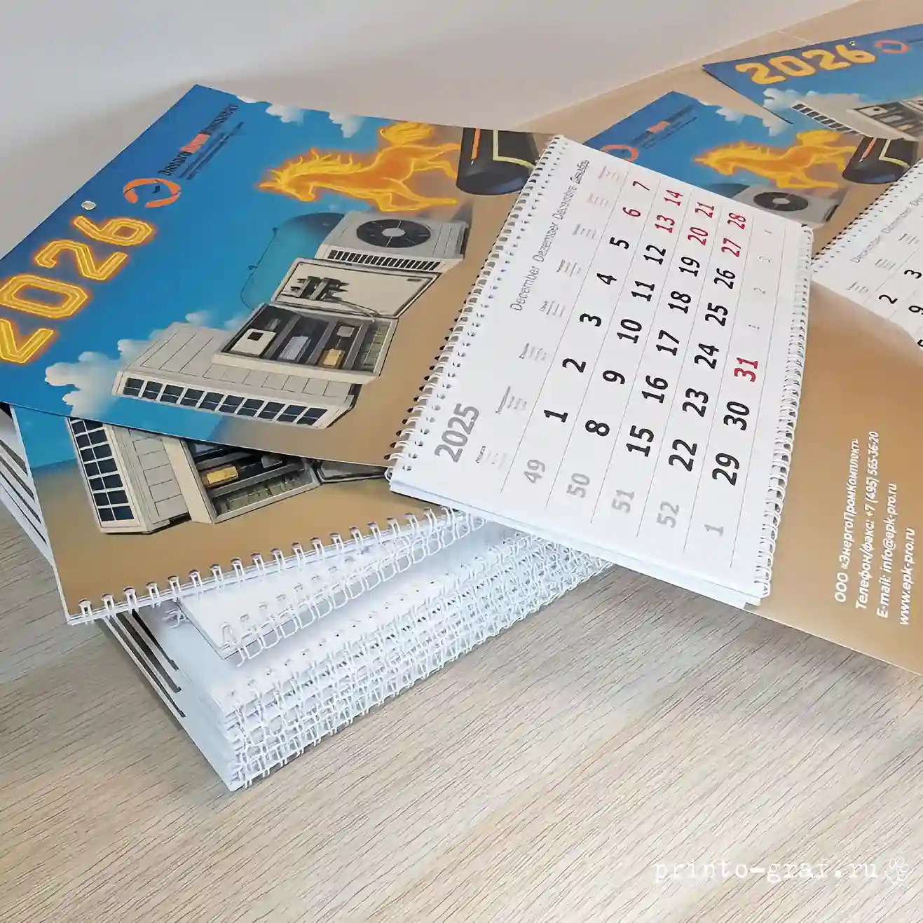 календарь настенный бежевый и синий цвет календарь настенный бежевый и синий цвет на столе