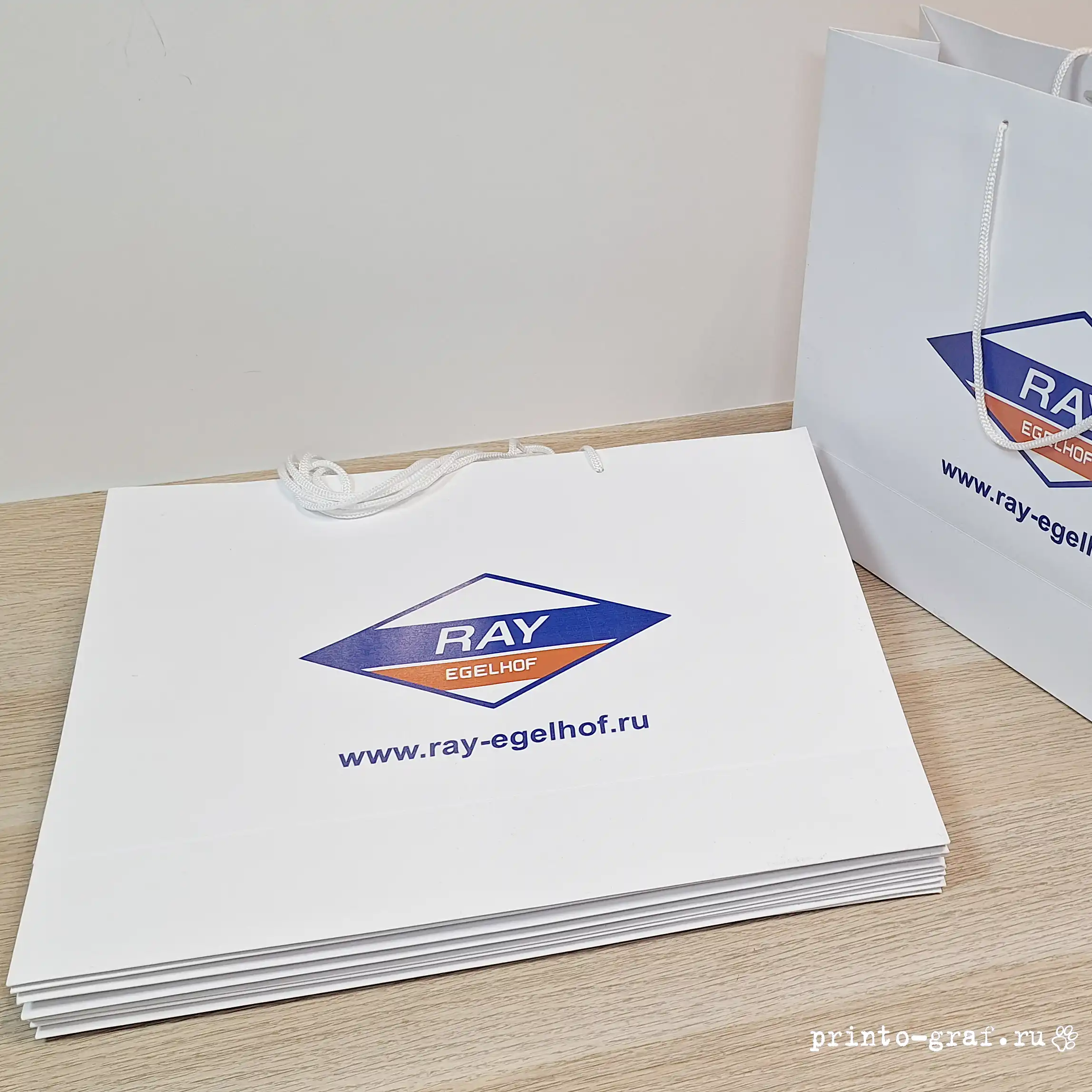 печать фирменных бумажных пакетов белых типография принто-граф