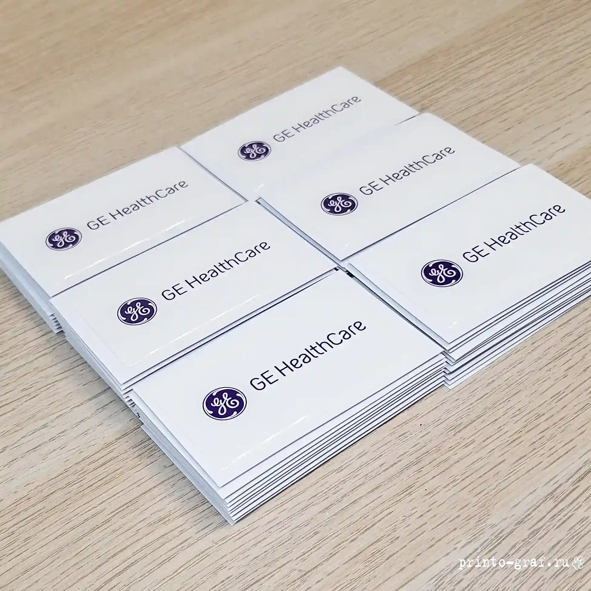 печать объемных наклеек со смолой прямоугольной формы белый фон