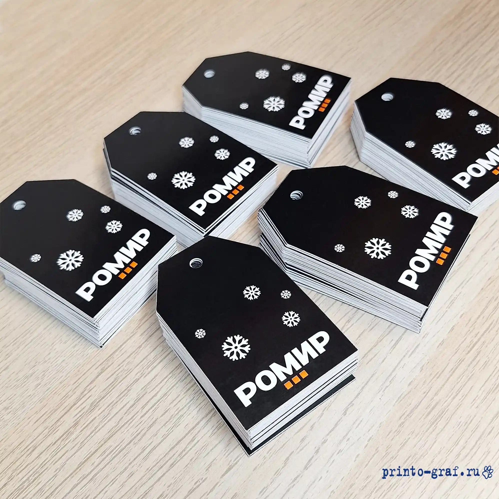 бирки черные с логотипом и отверстиями на заказ