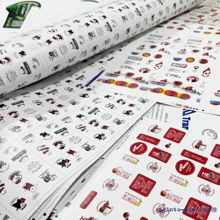 печать стикеров на самоклеющейся бумаге в типографии