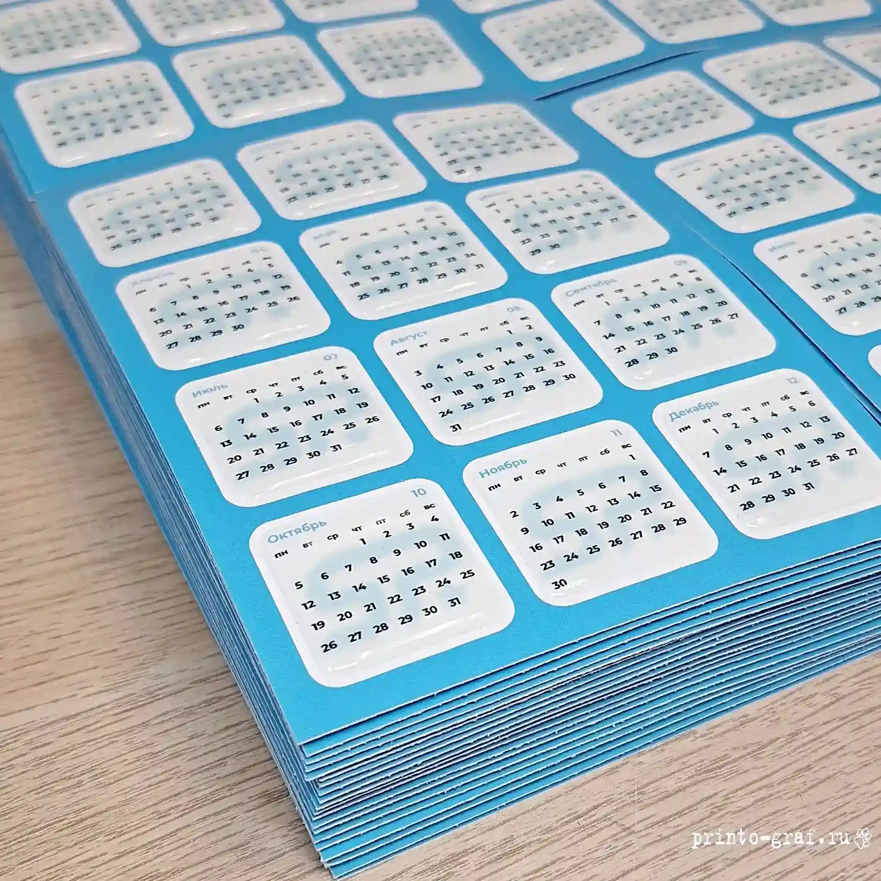печать стикер пак на самоклеющейся бумаге голубой фон календари в типографии