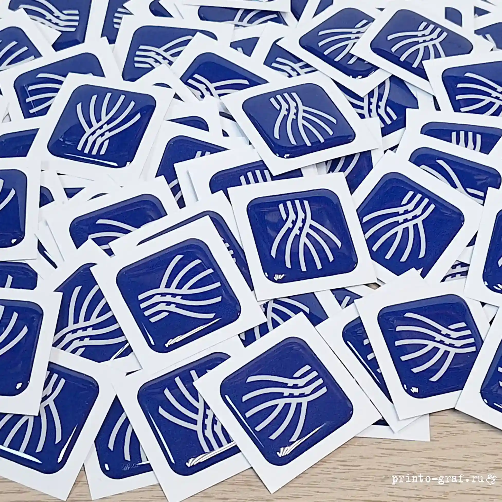 синие полимерные наклейки с лого квадратные порезанные поштучно