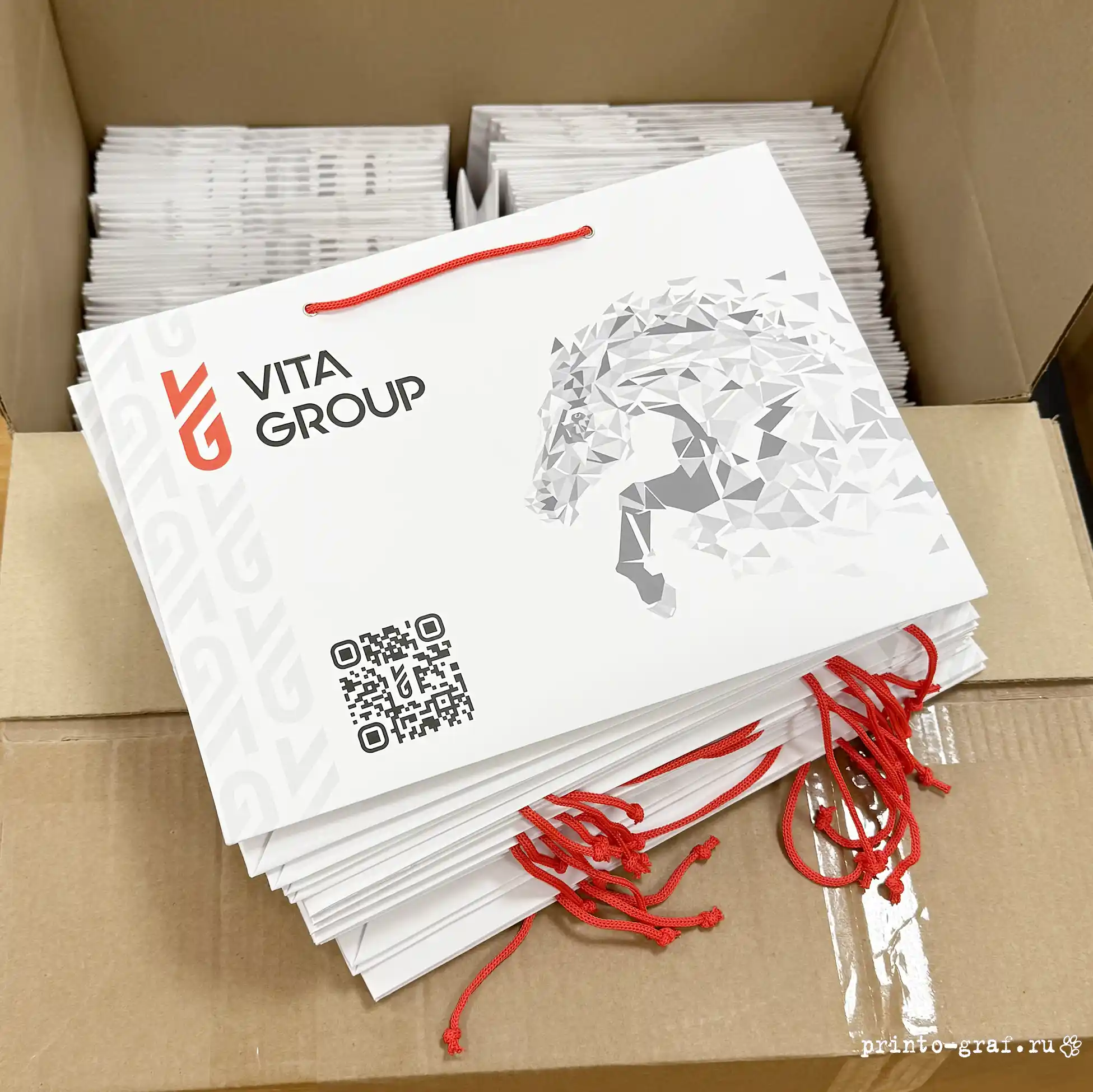 печать бумажных пакетов белых с логотипом коня красной ручкой