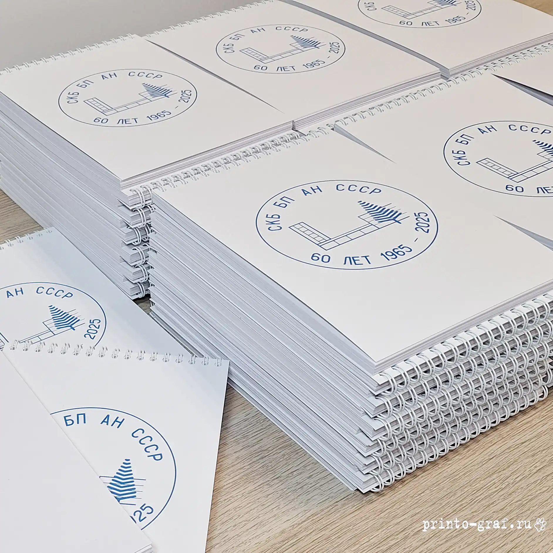 фирменные блокноты с логотипом белые синий текст