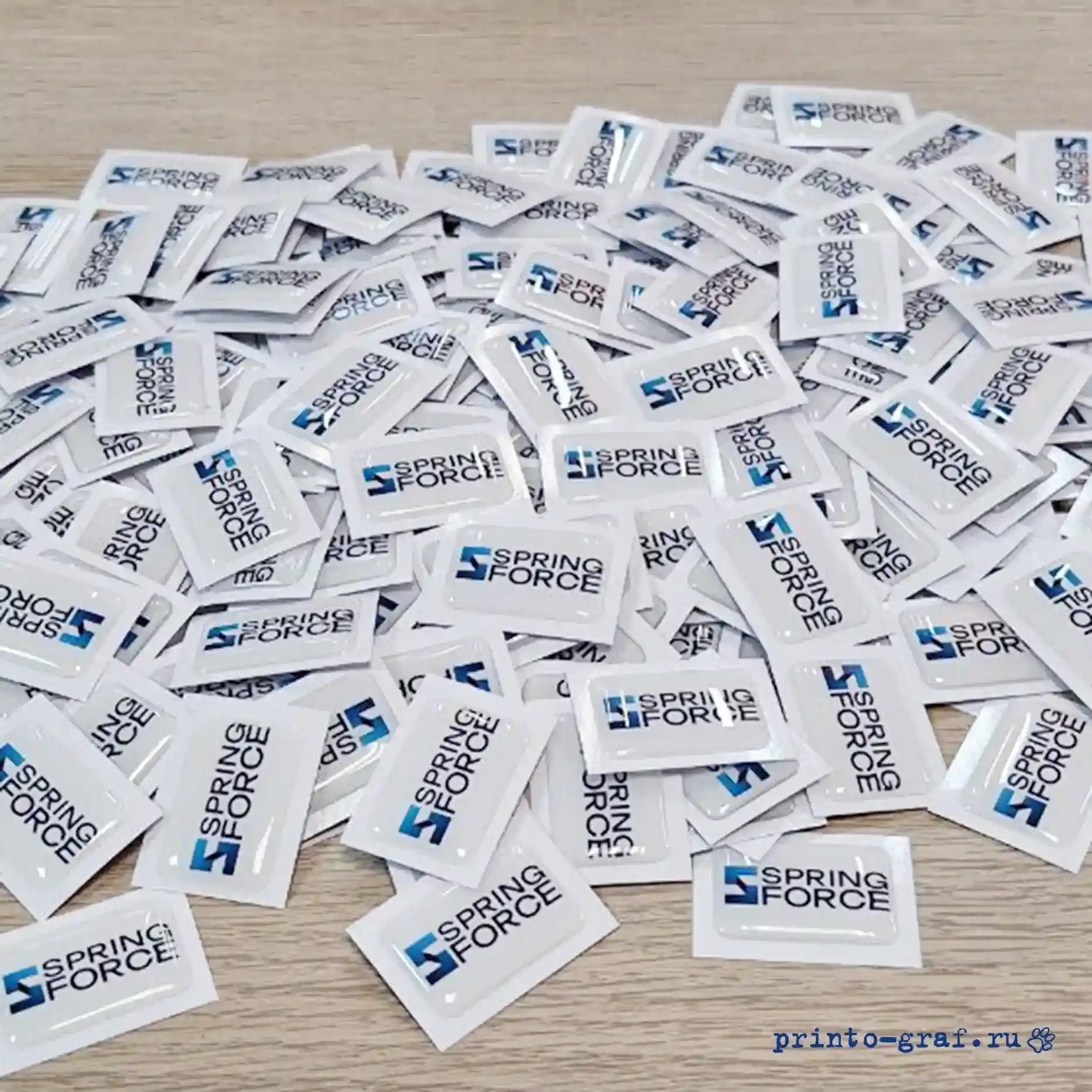 прямоугольные белые выпуклые стикеры с синим текстом