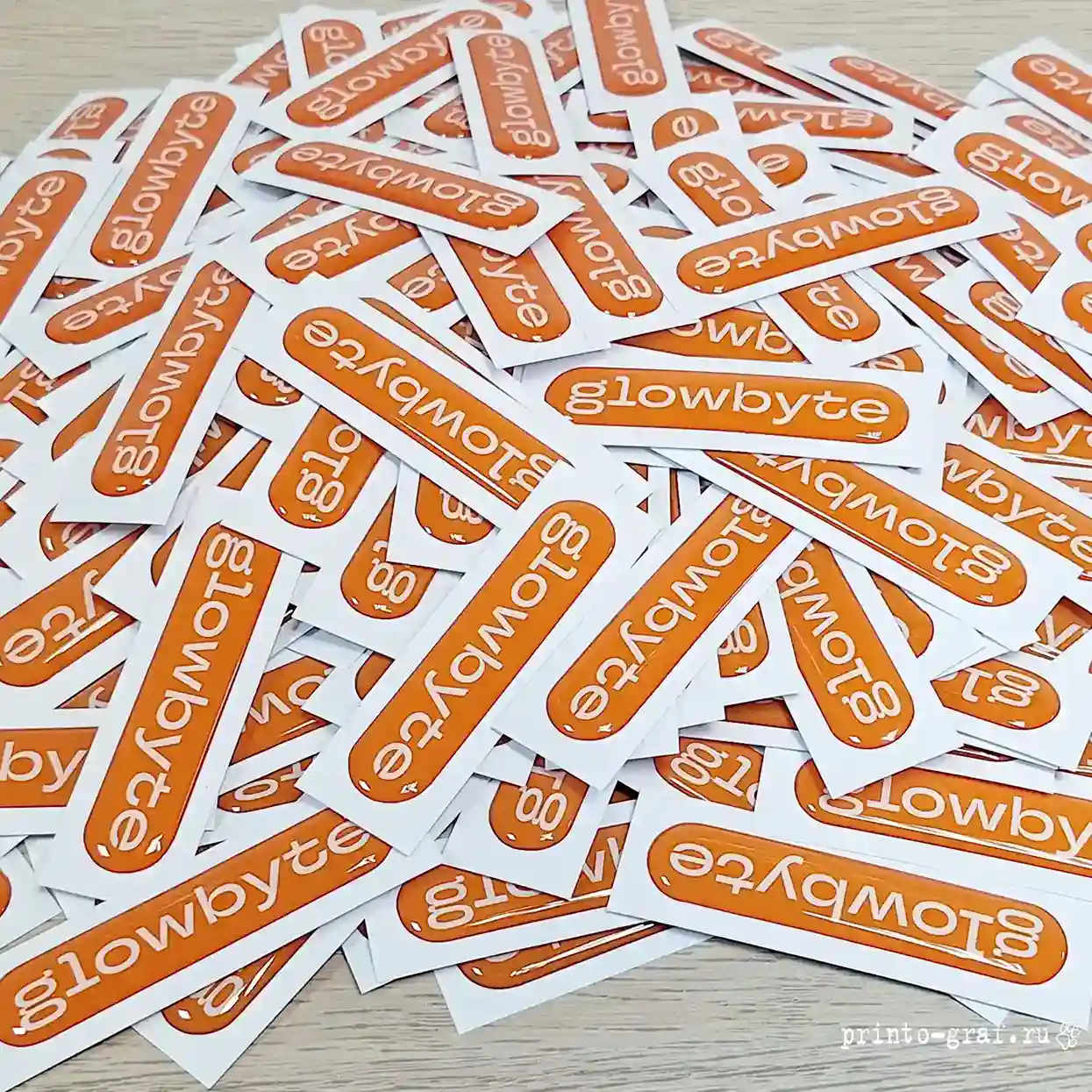 печать эпоксидных наклеек оранжевые прямоугольные белый текст резка поштучно