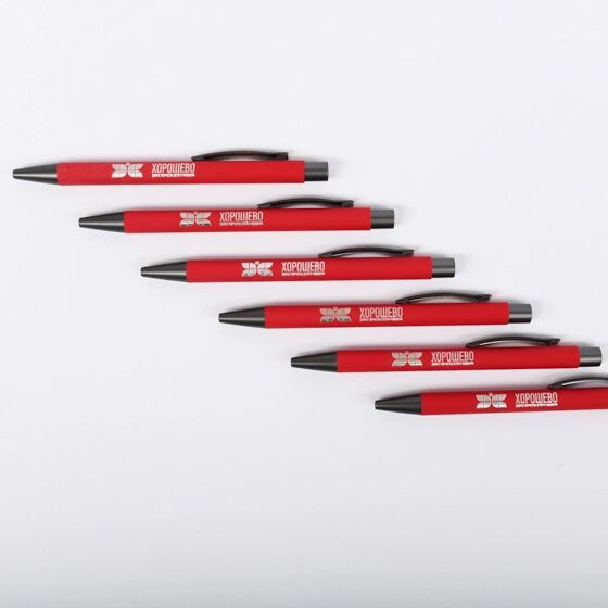 красные ручки из пластика с белым логотипом