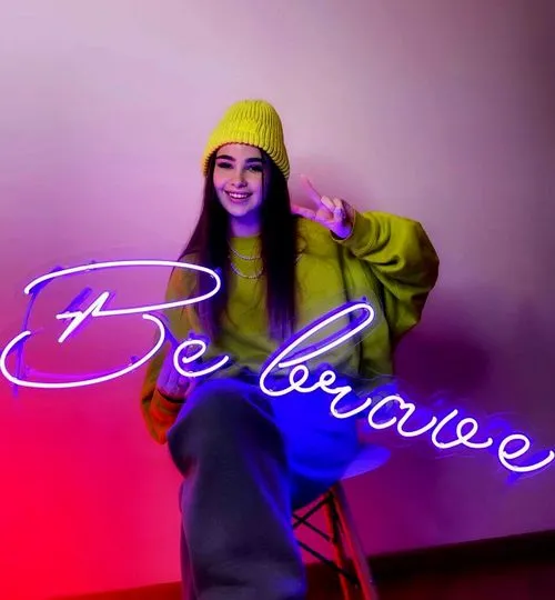 Неоновая вывеска и картина в интерьере