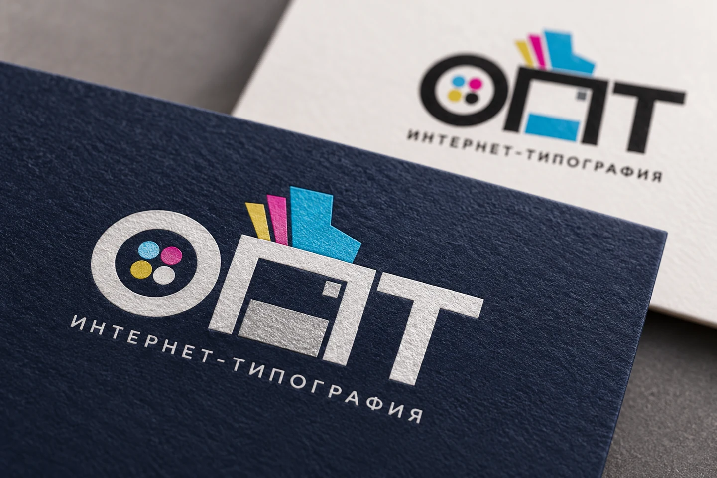 Крупный план контрастной печати логотипа ОПТ на дизайнерской бумаге