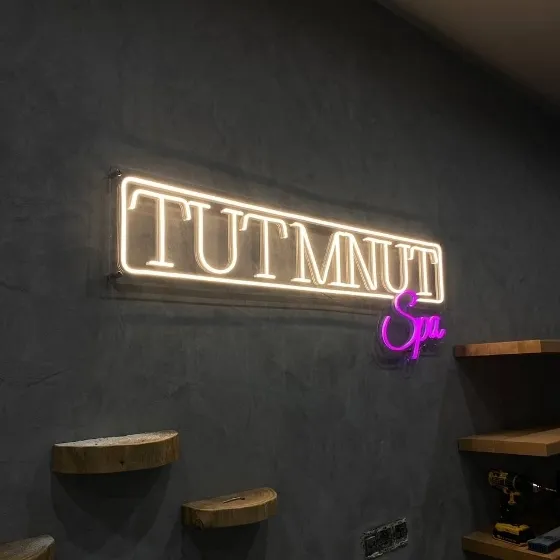 TUTMNUT Spa. Неоновая вывеска