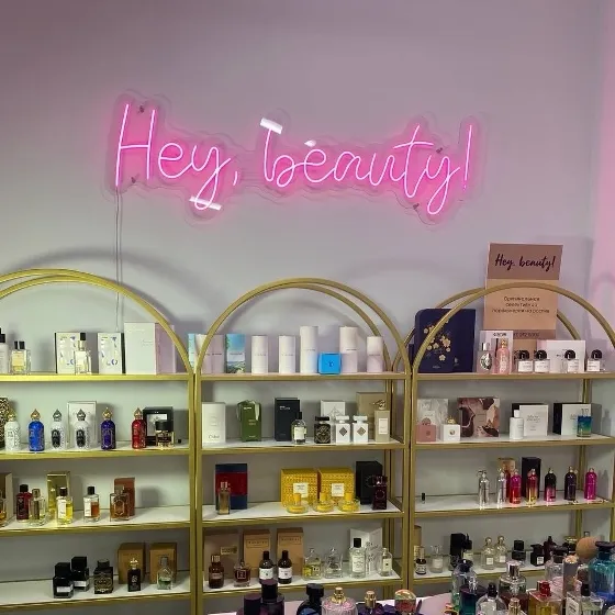 Hey, beauty! Неоновая вывеска в магазин косметики