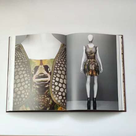 Alexander McQueen: Savage Beauty — Эндрю Болтон