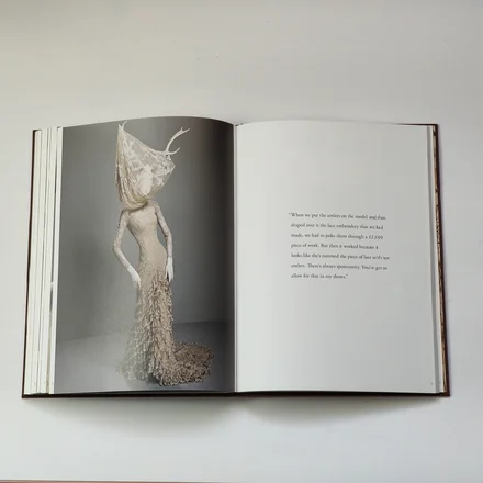 Alexander McQueen: Savage Beauty — Эндрю Болтон