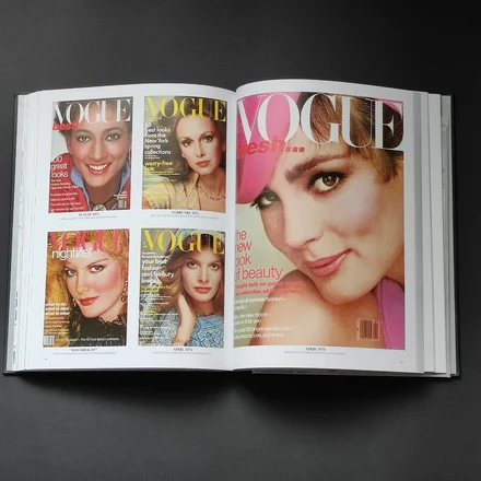 Книга Vogue: The Covers (Updated Edition) — история моды в обложках
