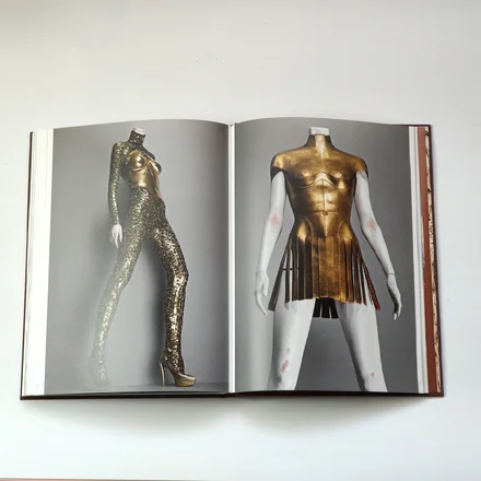 Alexander McQueen: Savage Beauty — Эндрю Болтон