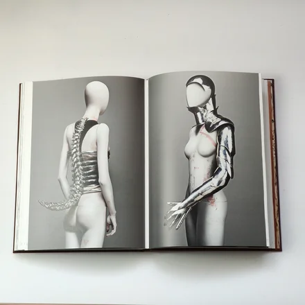 Alexander McQueen: Savage Beauty — Эндрю Болтон