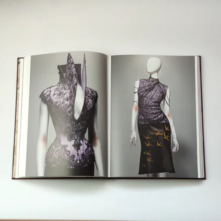 Alexander McQueen: Savage Beauty — Эндрю Болтон