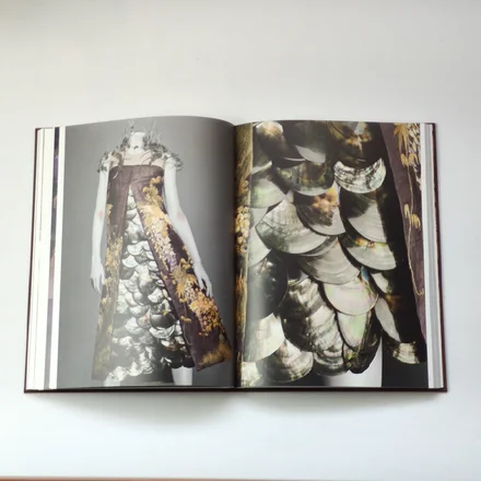 Alexander McQueen: Savage Beauty — Эндрю Болтон