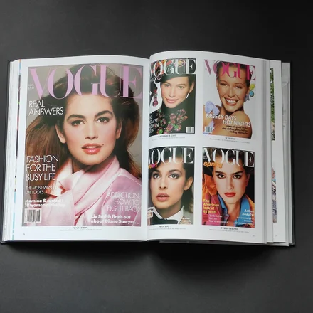 Книга Vogue: The Covers (Updated Edition) — история моды в обложках