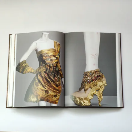 Alexander McQueen: Savage Beauty — Эндрю Болтон