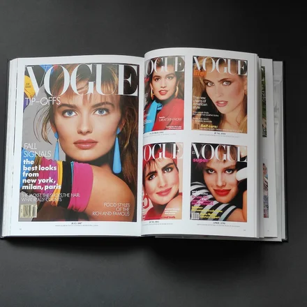 Книга Vogue: The Covers (Updated Edition) — история моды в обложках