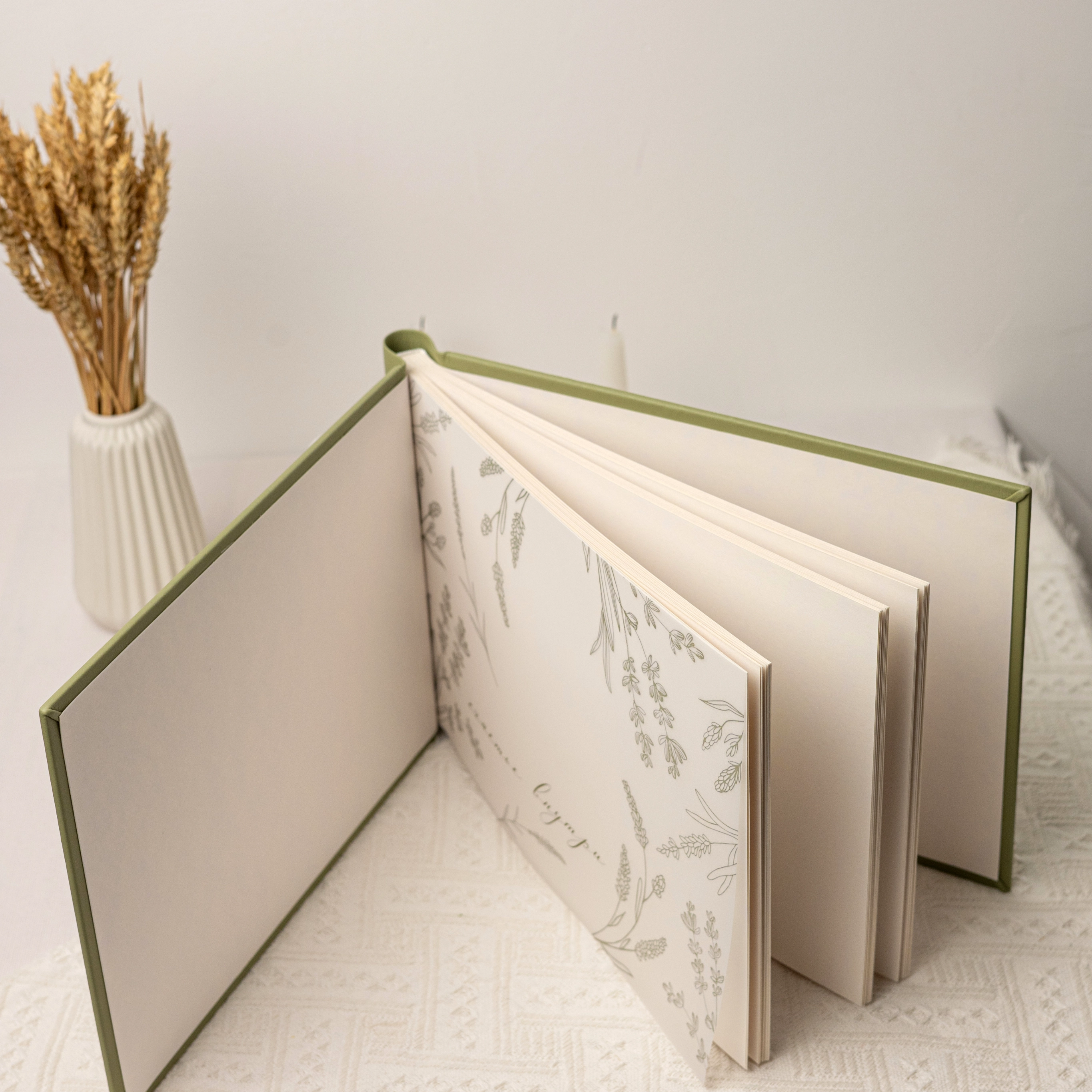 Горизонтальный альбом с тиснением