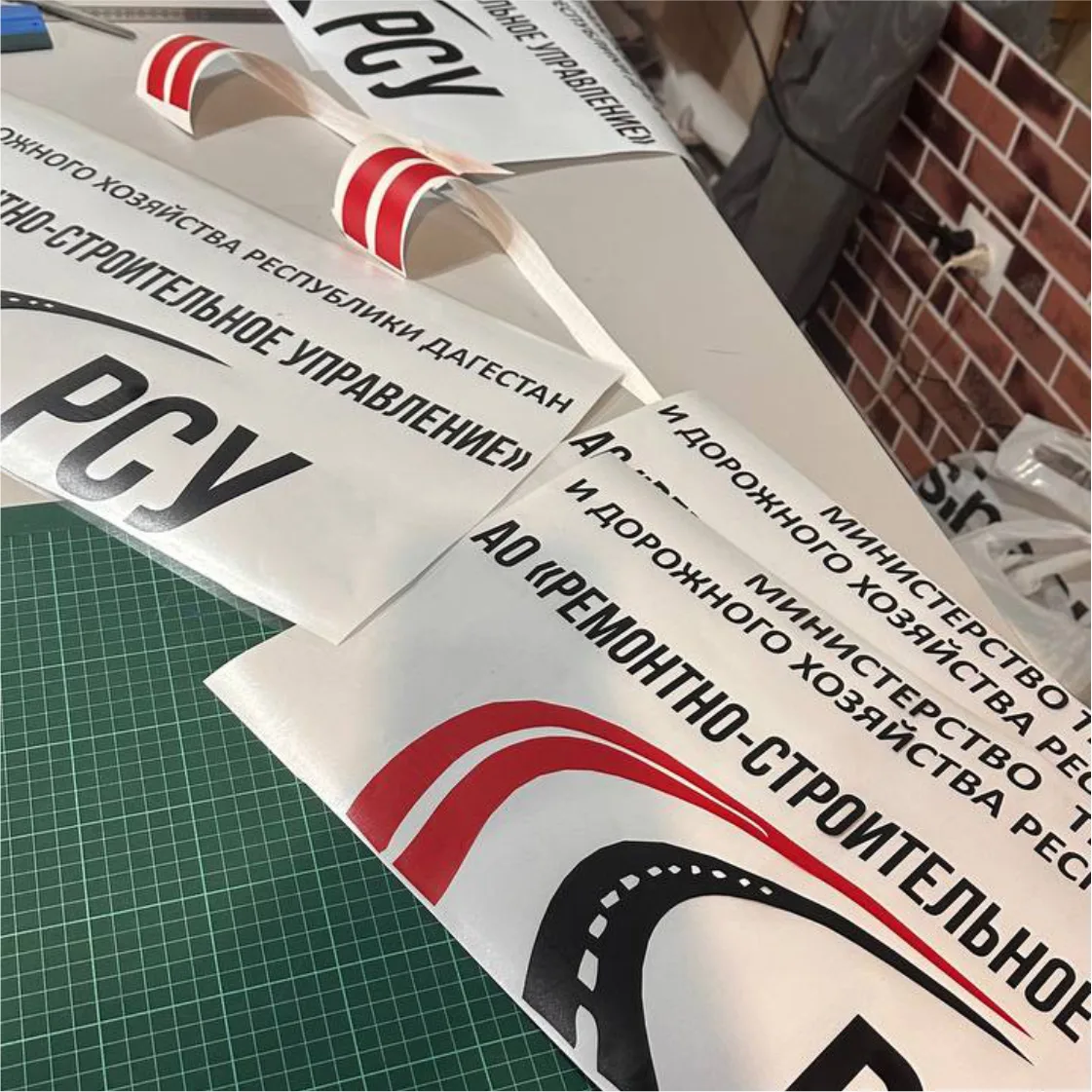 Печать Больших Наклеек на Авто: Яркий Брендинг и Дизайн Печать Больших Наклеек на Авто: Яркий Брендинг и Дизайн