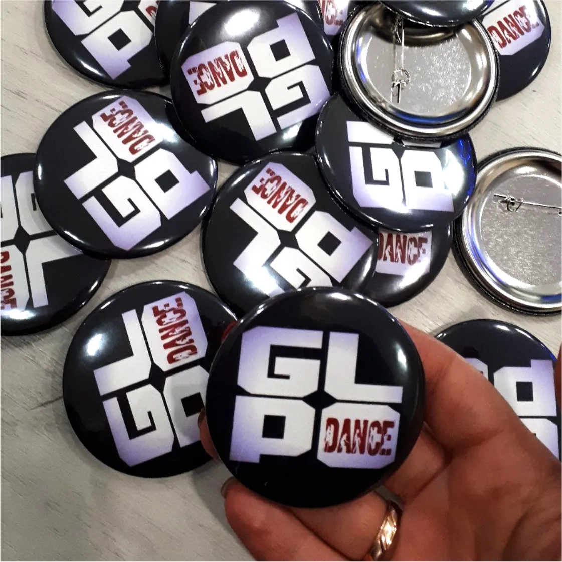 Заказать печать на значках 58 мм