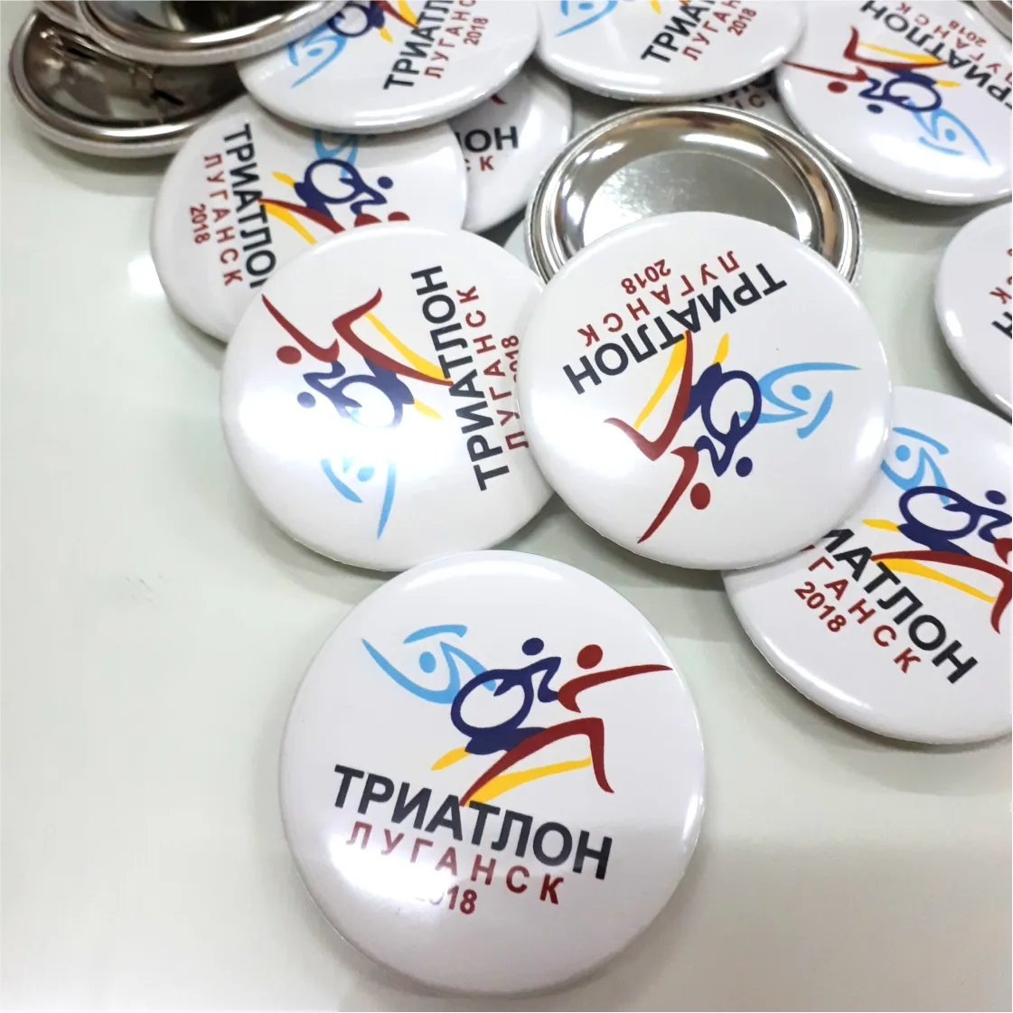 Заказать печать на значках 58 мм