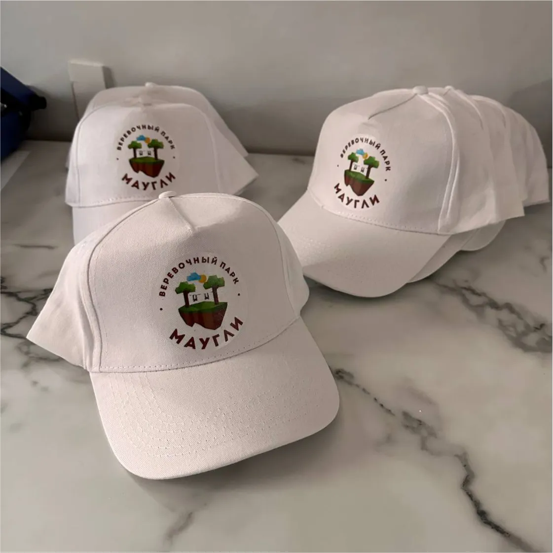 Печать логотипов на бейсболках