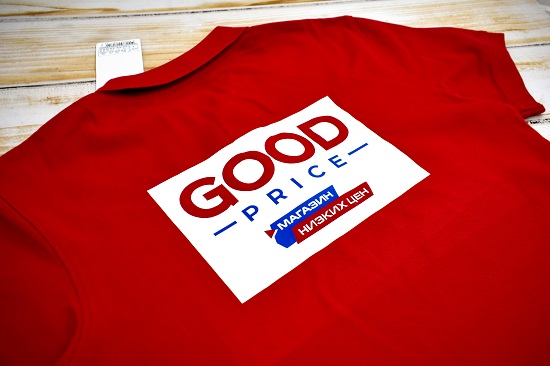 печать логотипа на цветной футболке