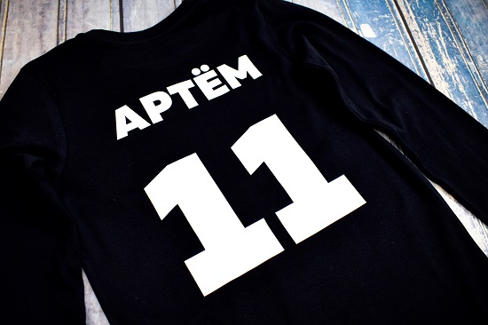 Печать на черной футболке