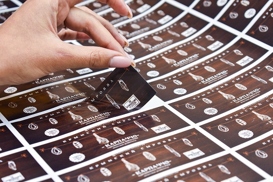 Плоттерная резка наклеек на оракале