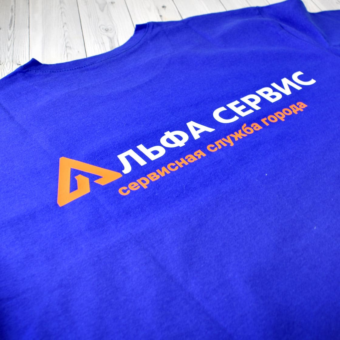 Футболки с печатью логотипов и надписей